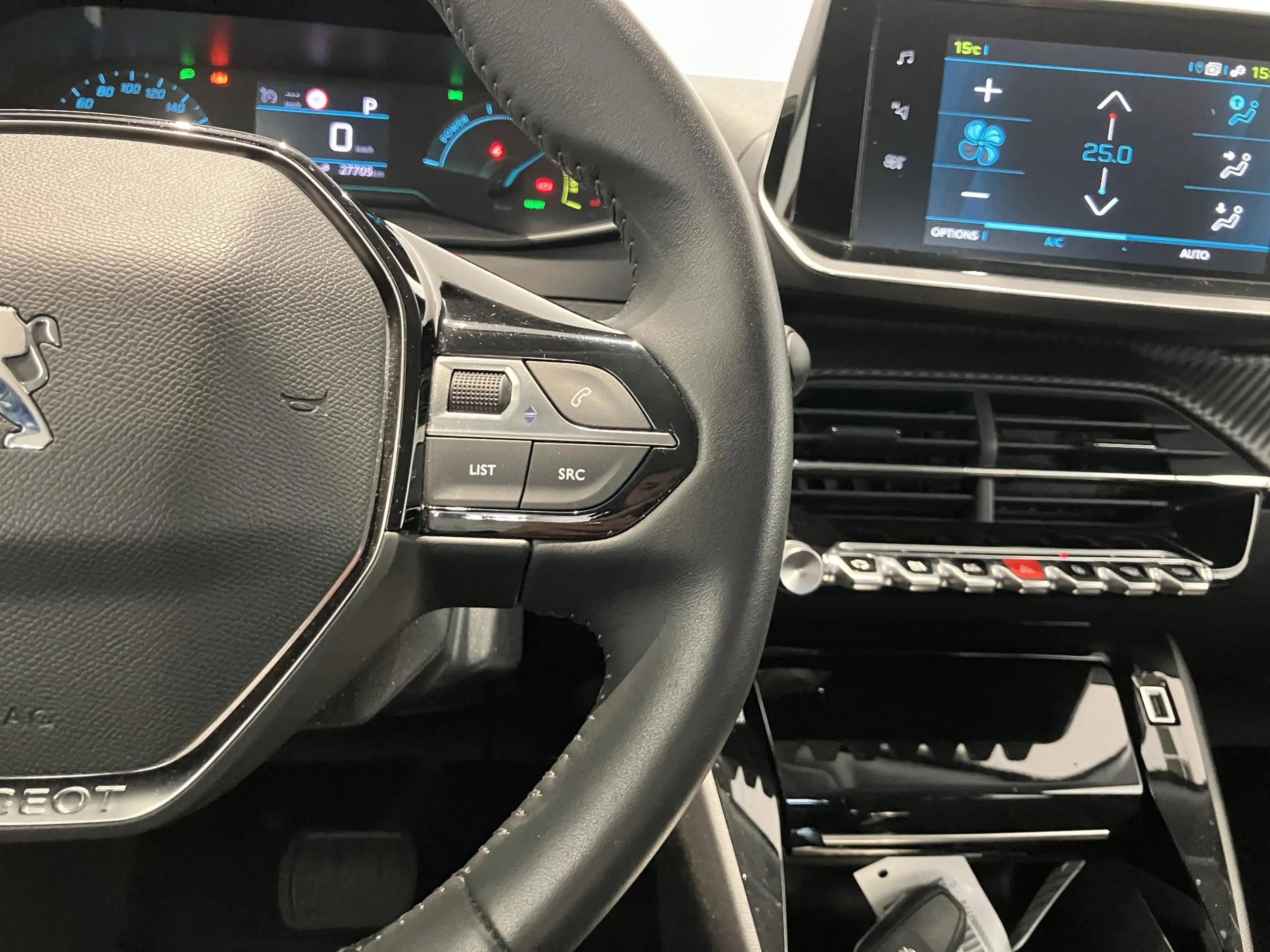 Peugeot e-2008 EV Allure 50 kWh — photo 15
