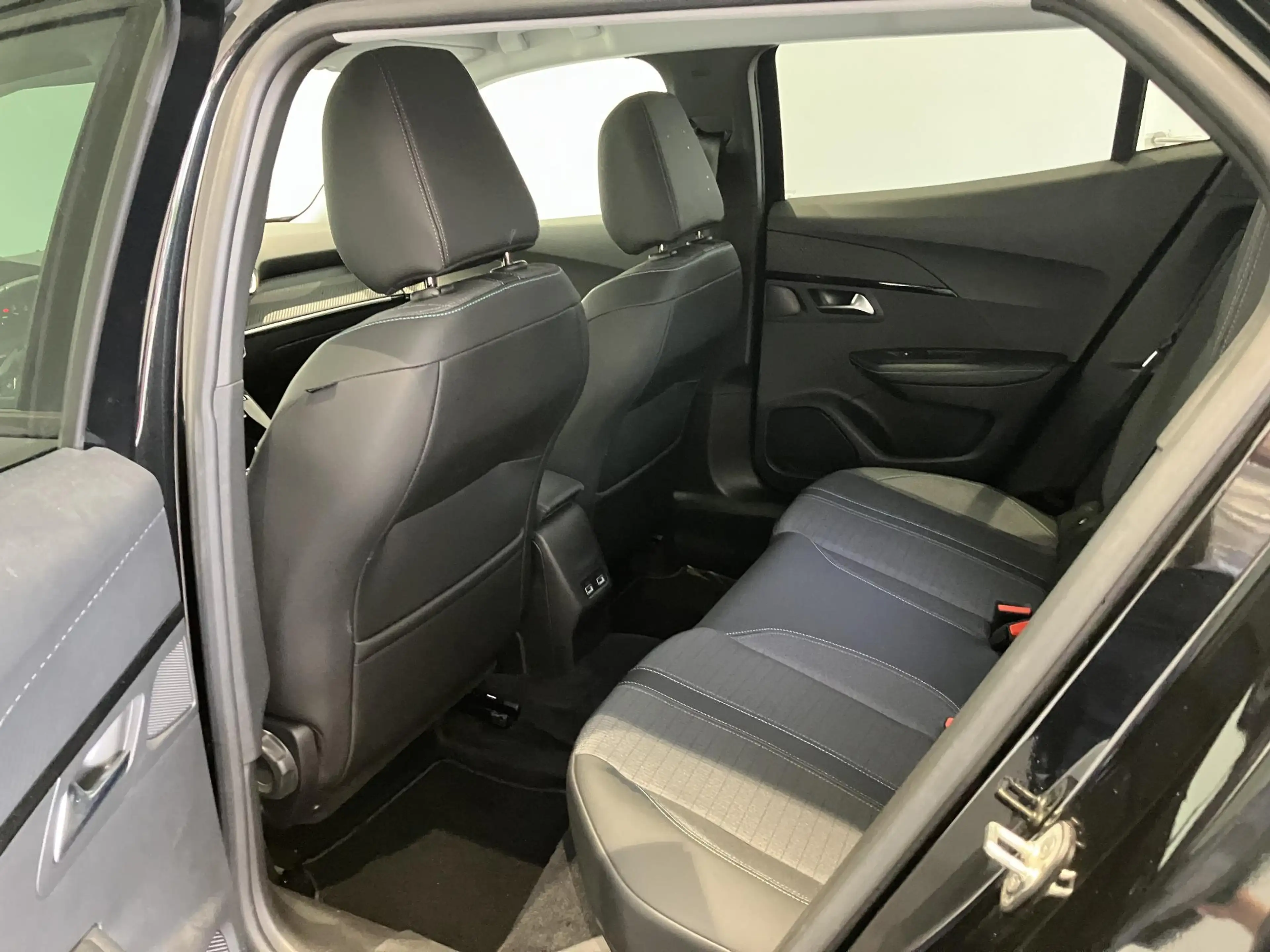 Peugeot e-2008 EV Allure 50 kWh — photo 11