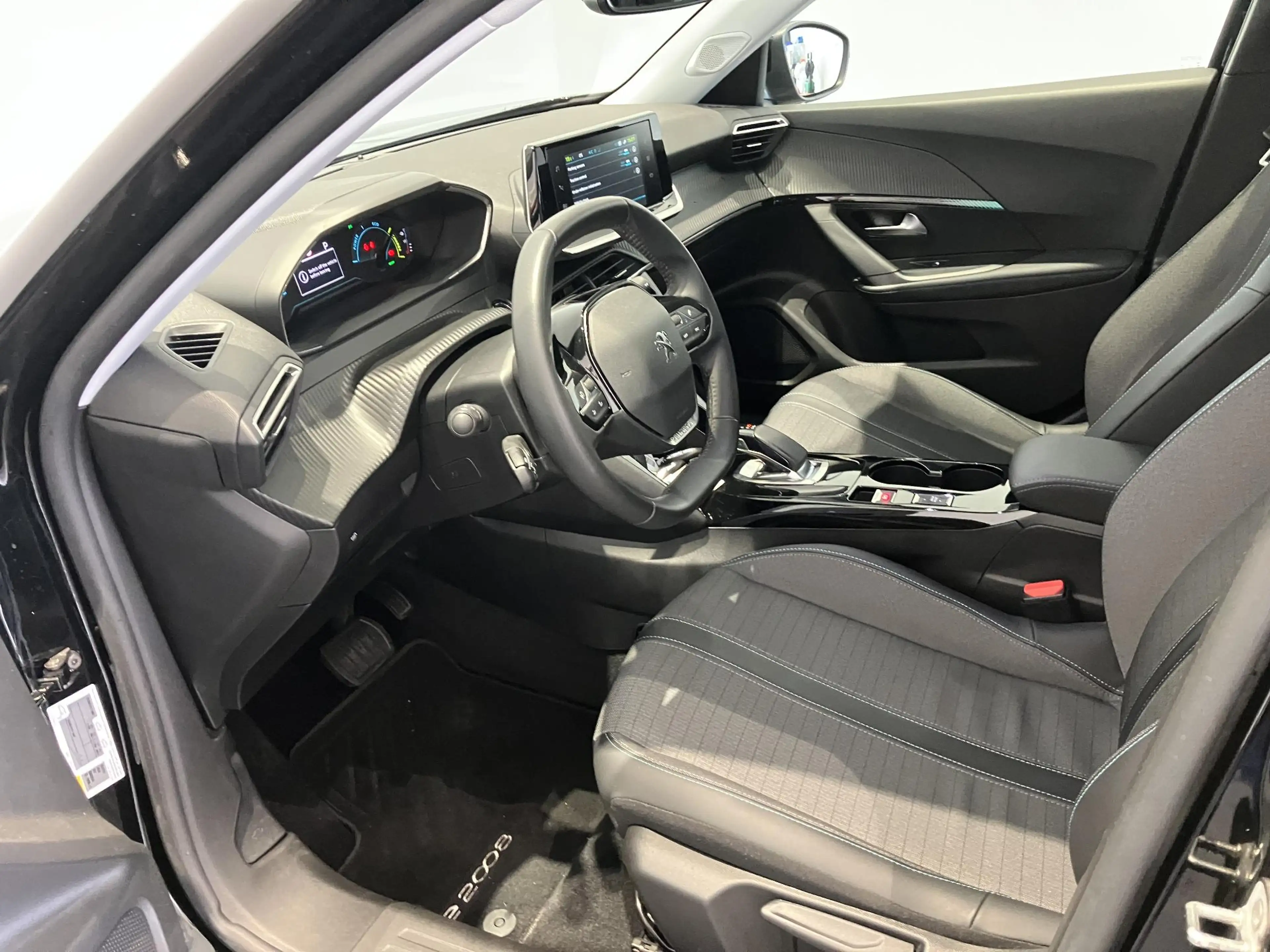 Peugeot e-2008 EV Allure 50 kWh — photo 9