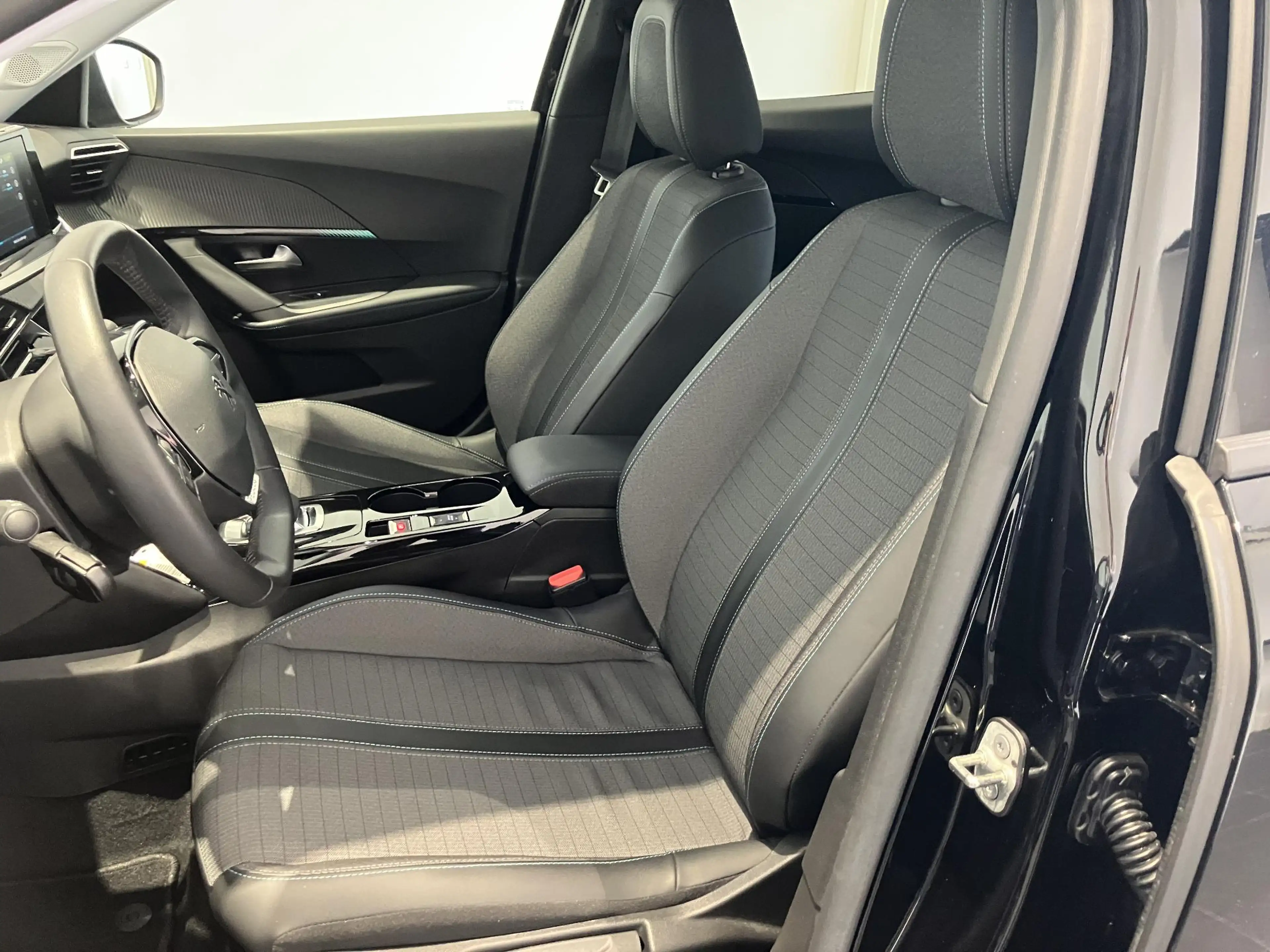 Peugeot e-2008 EV Allure 50 kWh — photo 10