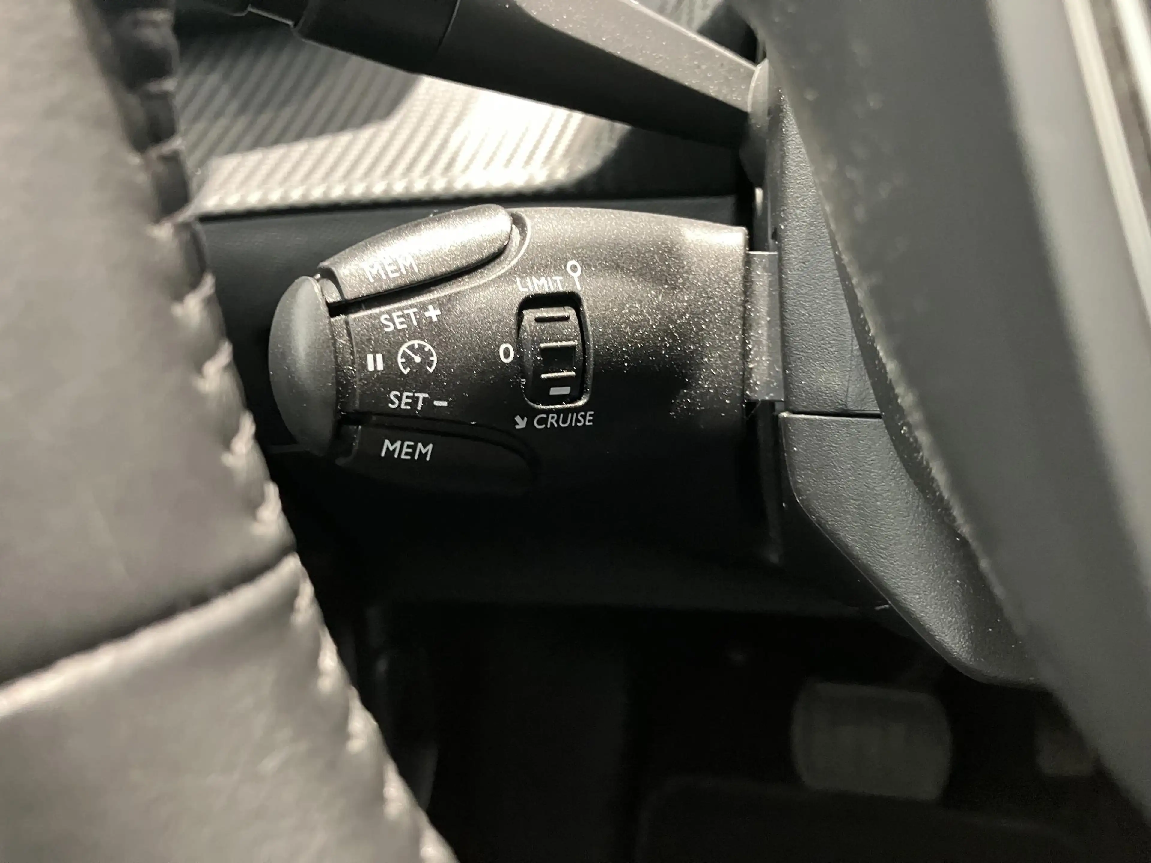 Peugeot e-2008 EV Allure 50 kWh — photo 12
