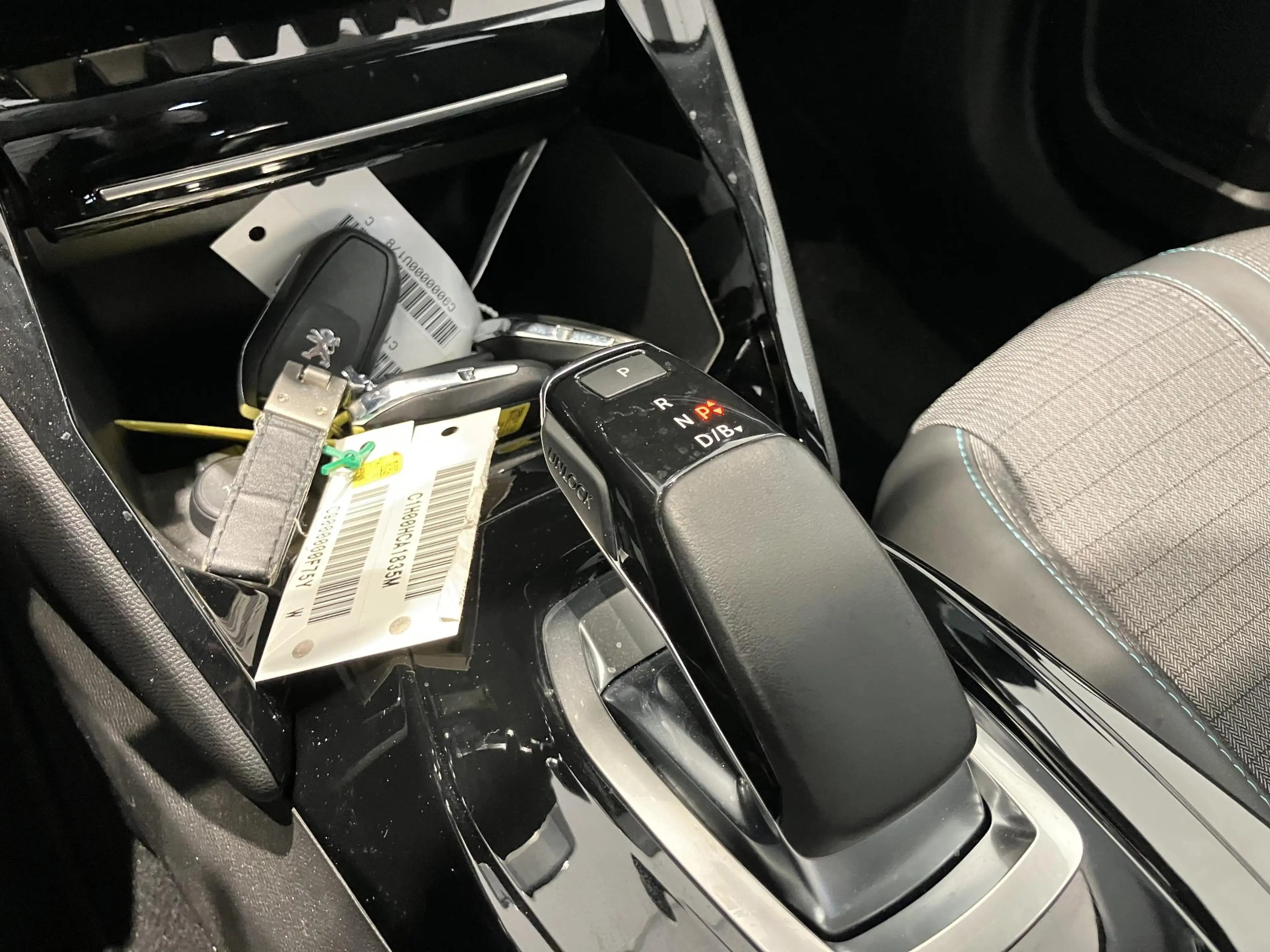 Peugeot e-2008 EV Allure 50 kWh — photo 8