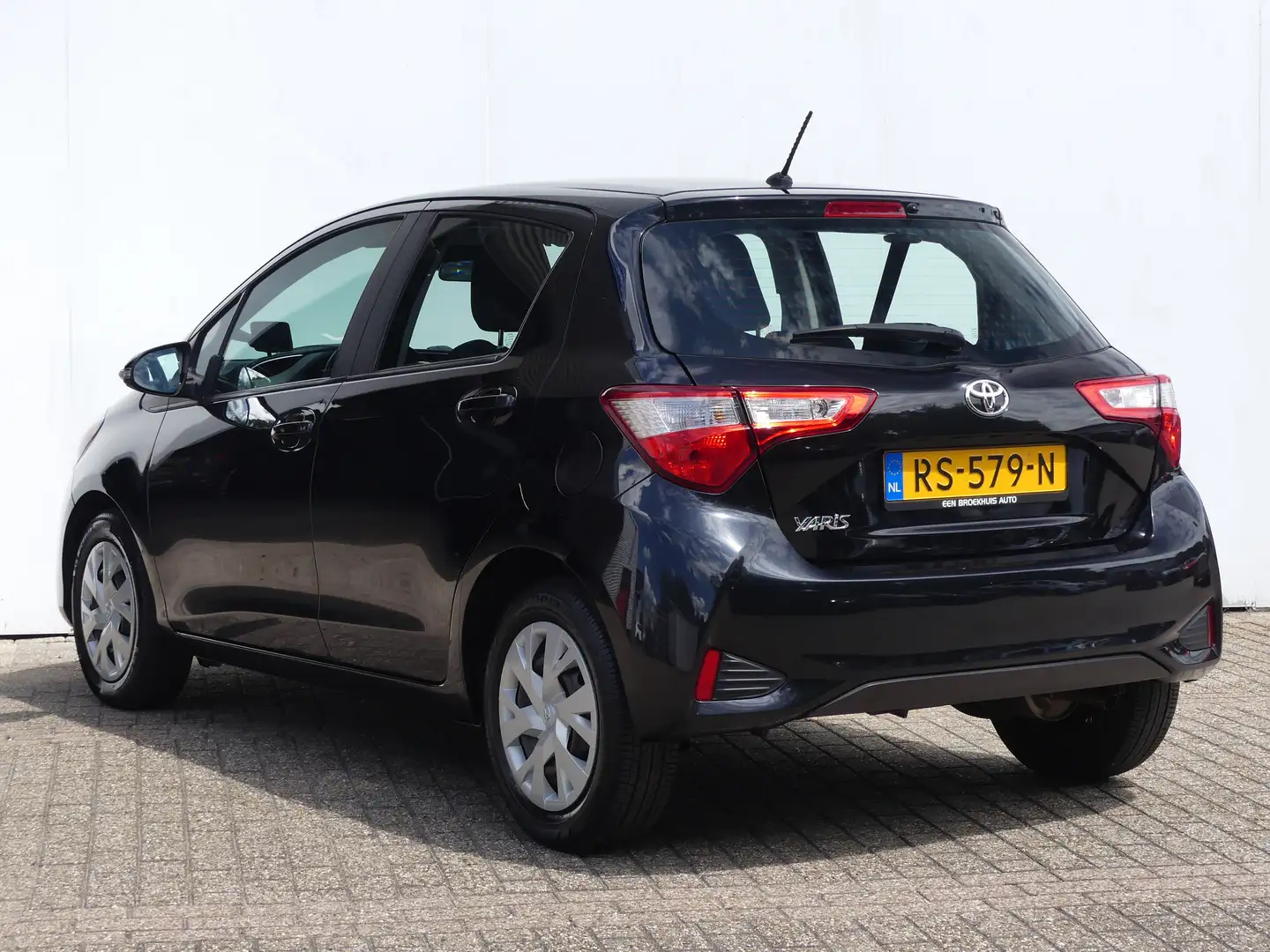 Toyota Yaris 1.0 VVT-i Comfort | LAGE KM-STAND | AIRCO | Zwart - 2