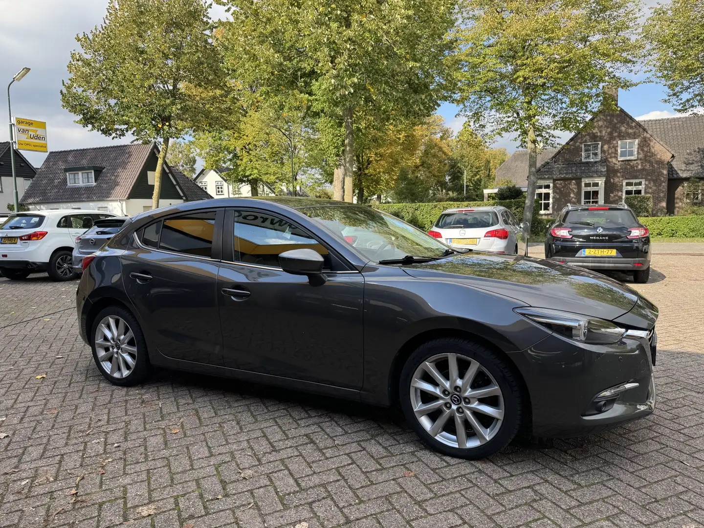 Mazda 3 2.2 SkyActiv-D 150 GT-M EXCL BPM €6600,- Gris - 2