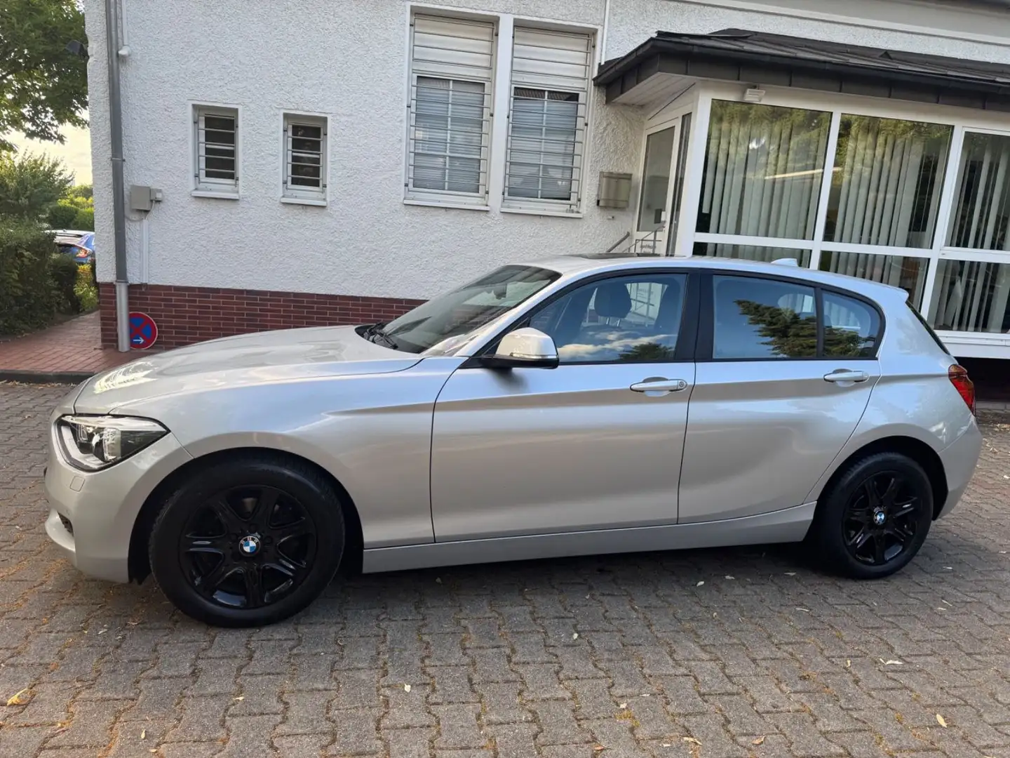 BMW 116 i/Automatik/Leder/Navi/Schiebedach/ Argent - 2