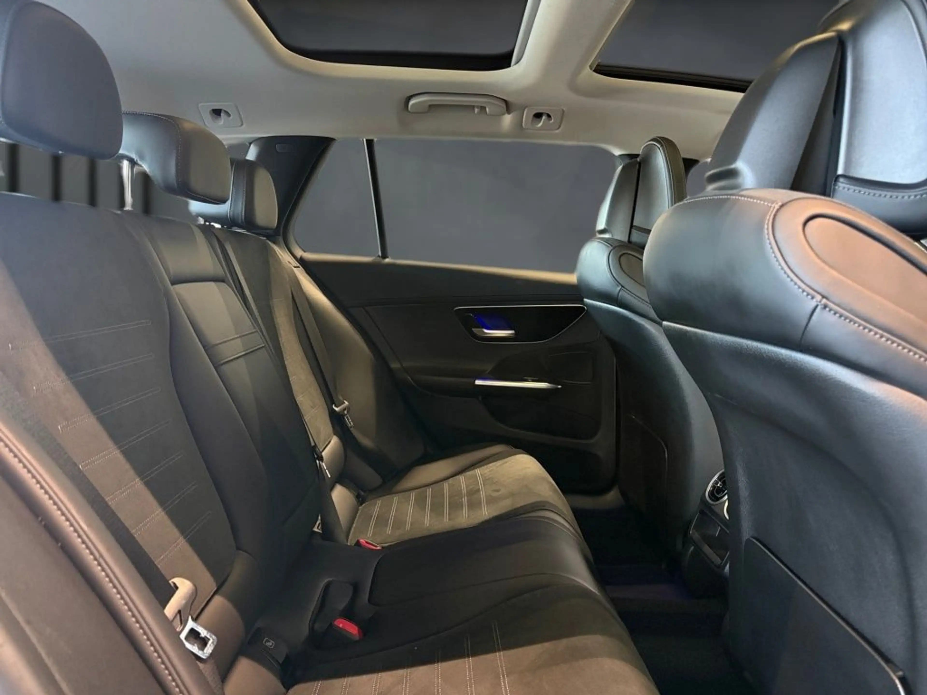 Mercedes-Benz C 220 d T AMG+PANO+RFK+AMBIENTE+TEMPOMAT+CARPLAY — photo 10