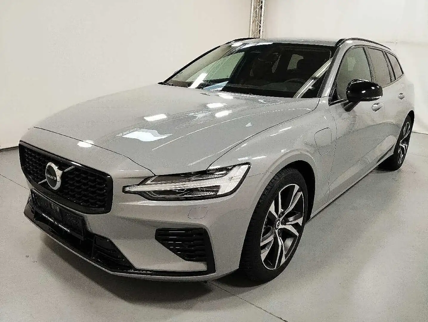Volvo V60 Plug-In-Hybrid T6 AWD Recharge Plus Dark Grijs - 1