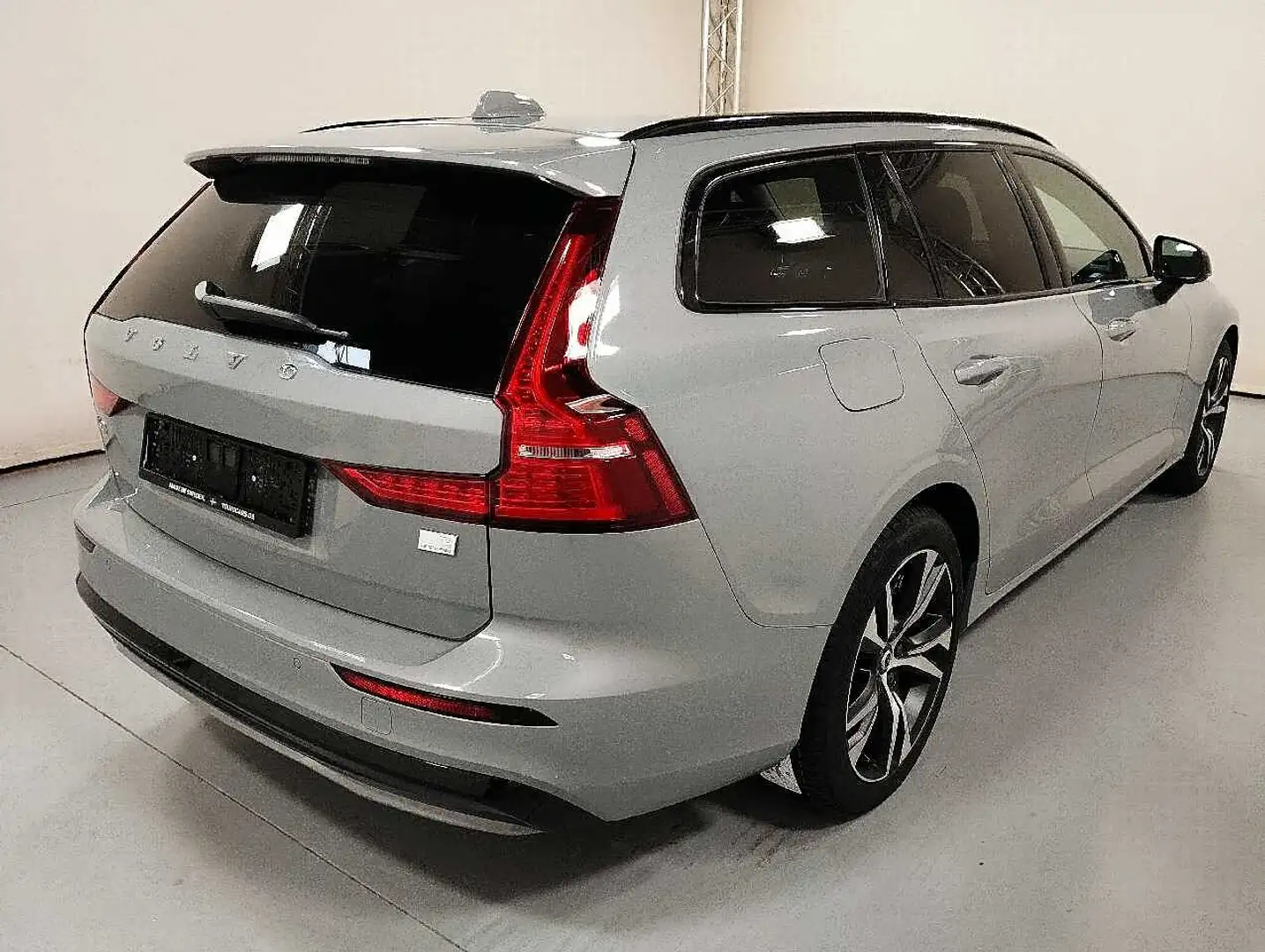 Volvo V60 Plug-In-Hybrid T6 AWD Recharge Plus Dark Grijs - 2