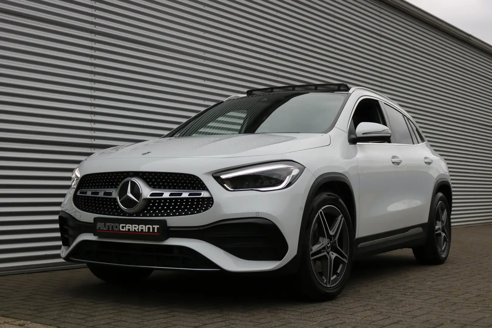 Mercedes-Benz GLA 200 AMG Pakket (Panoramadak Sportleder/Memory Widescre Wit - 1