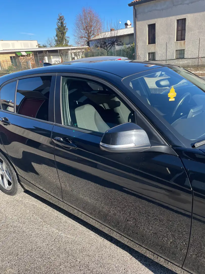 BMW 114 Serie 1 F/20-21 2015 114d Sport 5p Zwart - 2