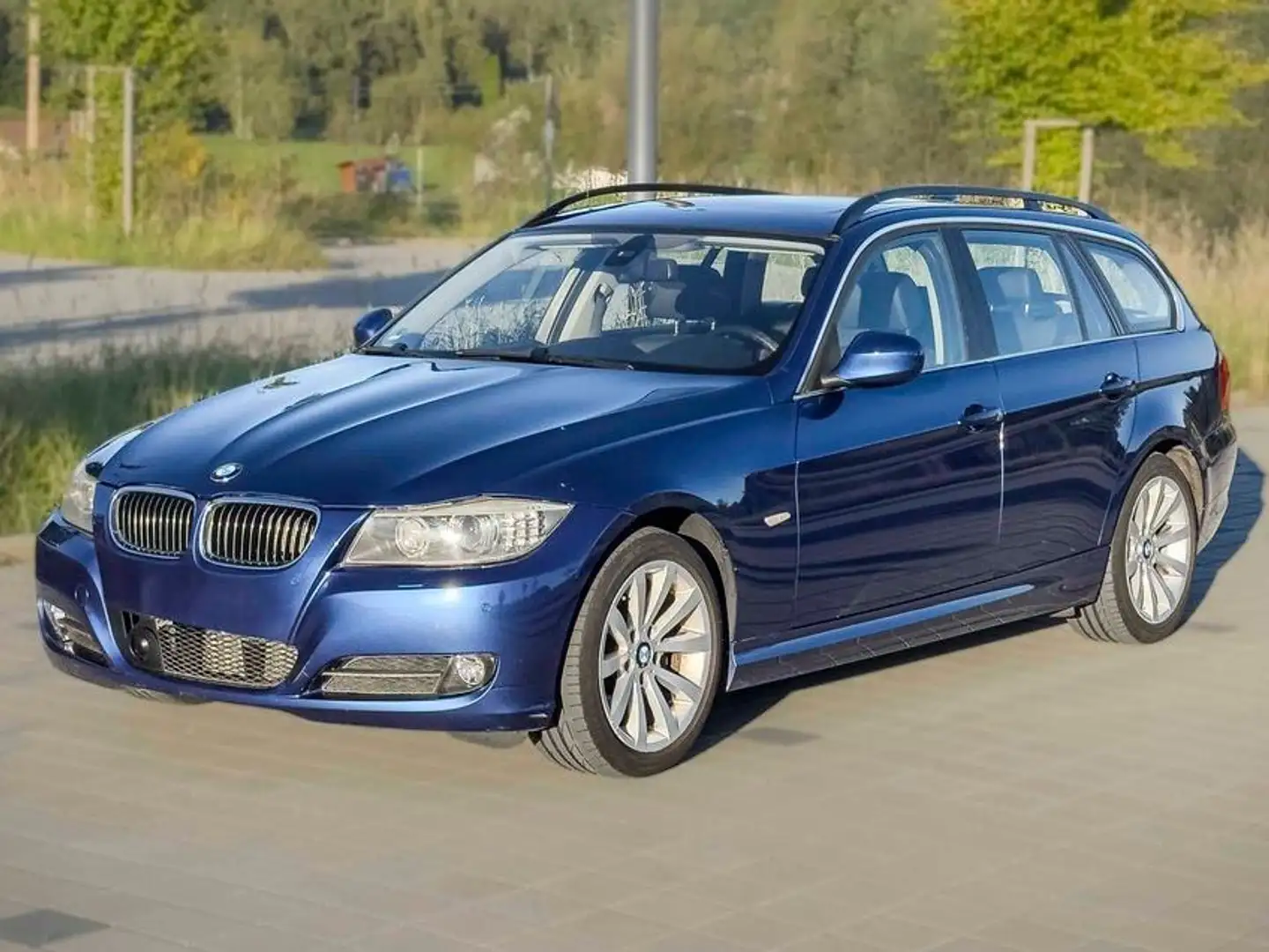 BMW 330 330d xDrive DPF Touring Aut. Modrá - 1