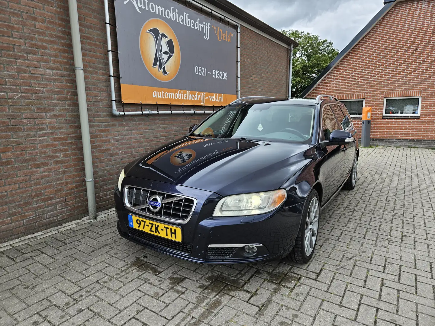 Volvo V70 2.4 D5 Summum Blauw - 1