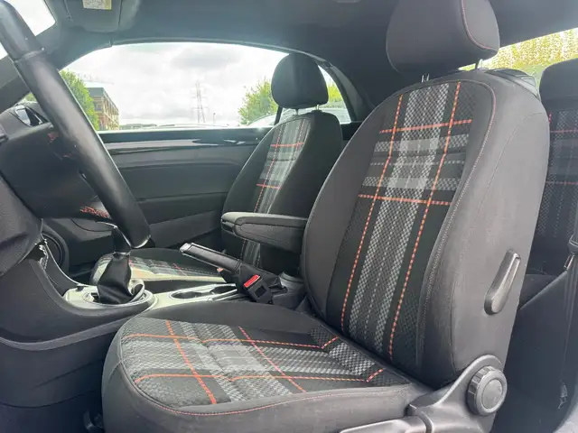 Volkswagen Beetle view 9