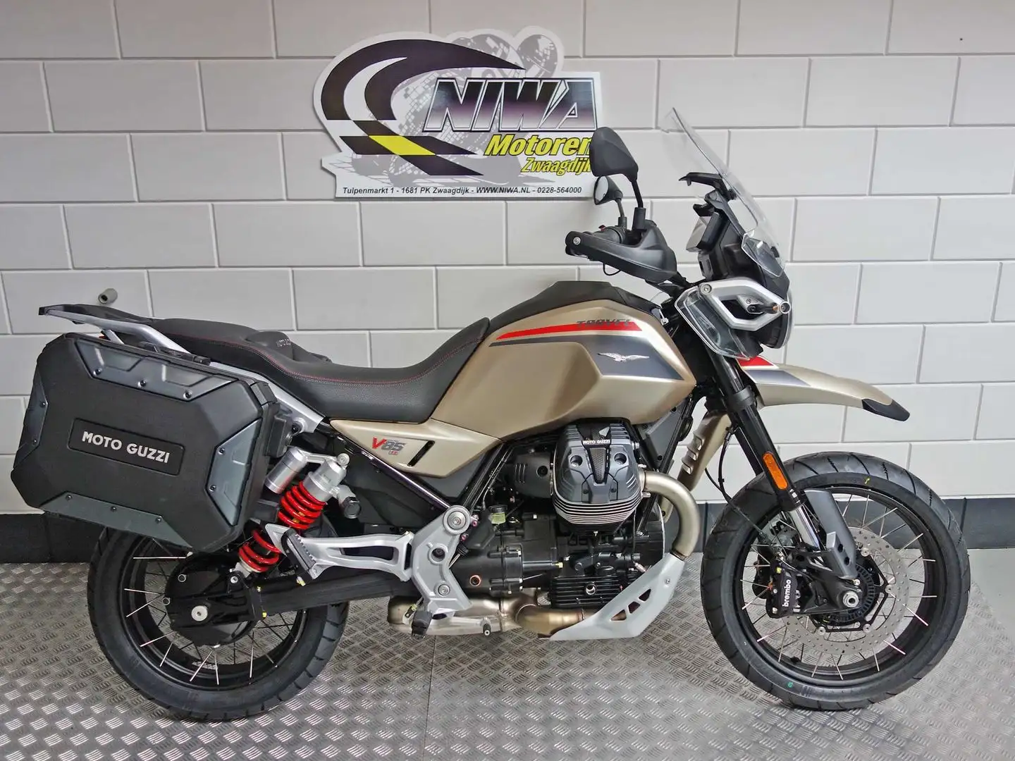 Moto Guzzi V 85 TT TRAVEL - 1