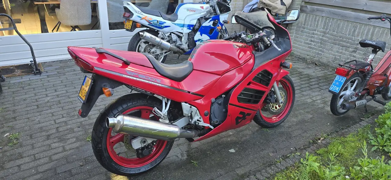 Suzuki RF 600