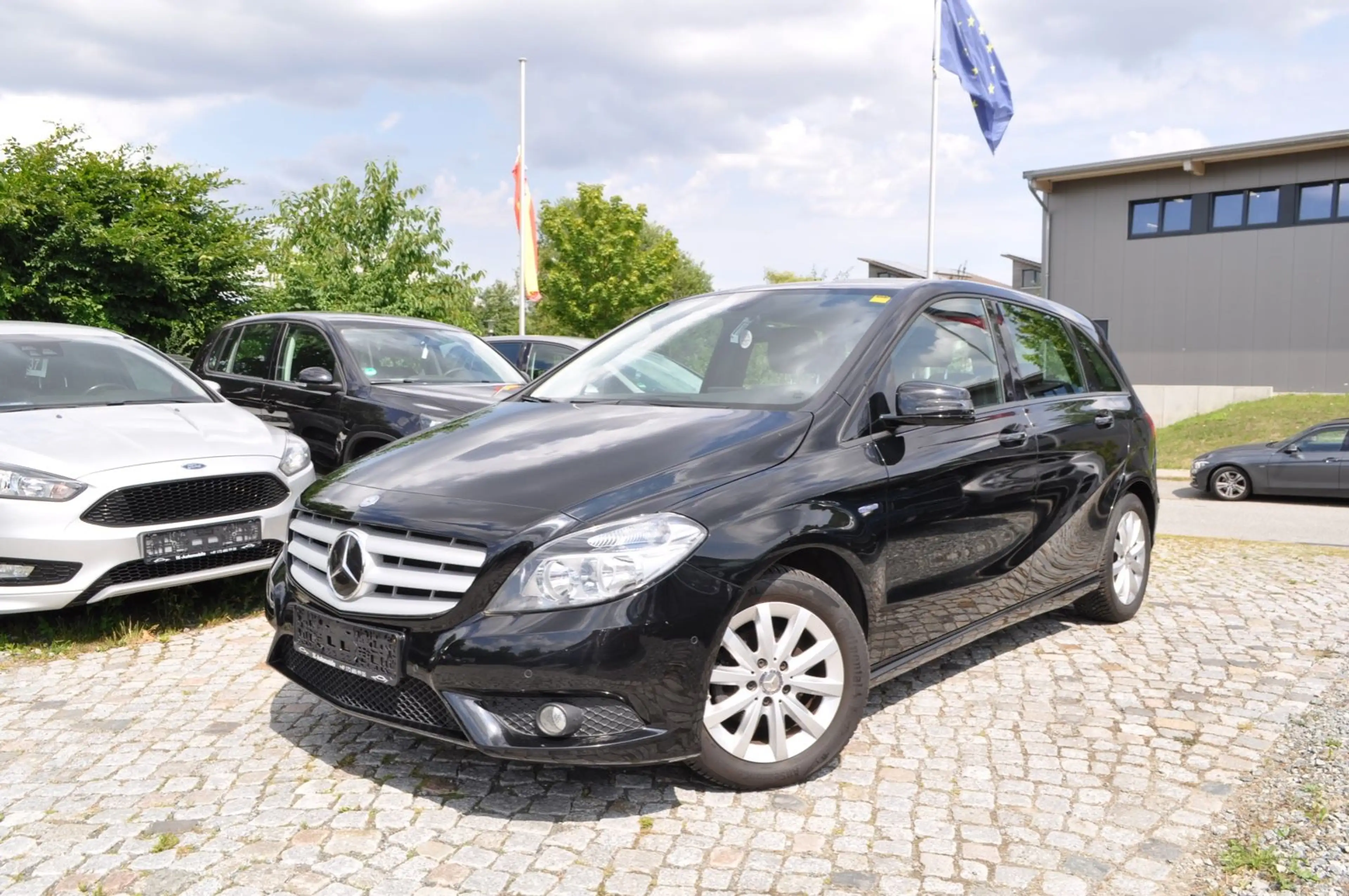 Mercedes-Benz B 180 Mercedes-Benz B 180 /NAVI/PDC/START/STOPP/S-HEFT