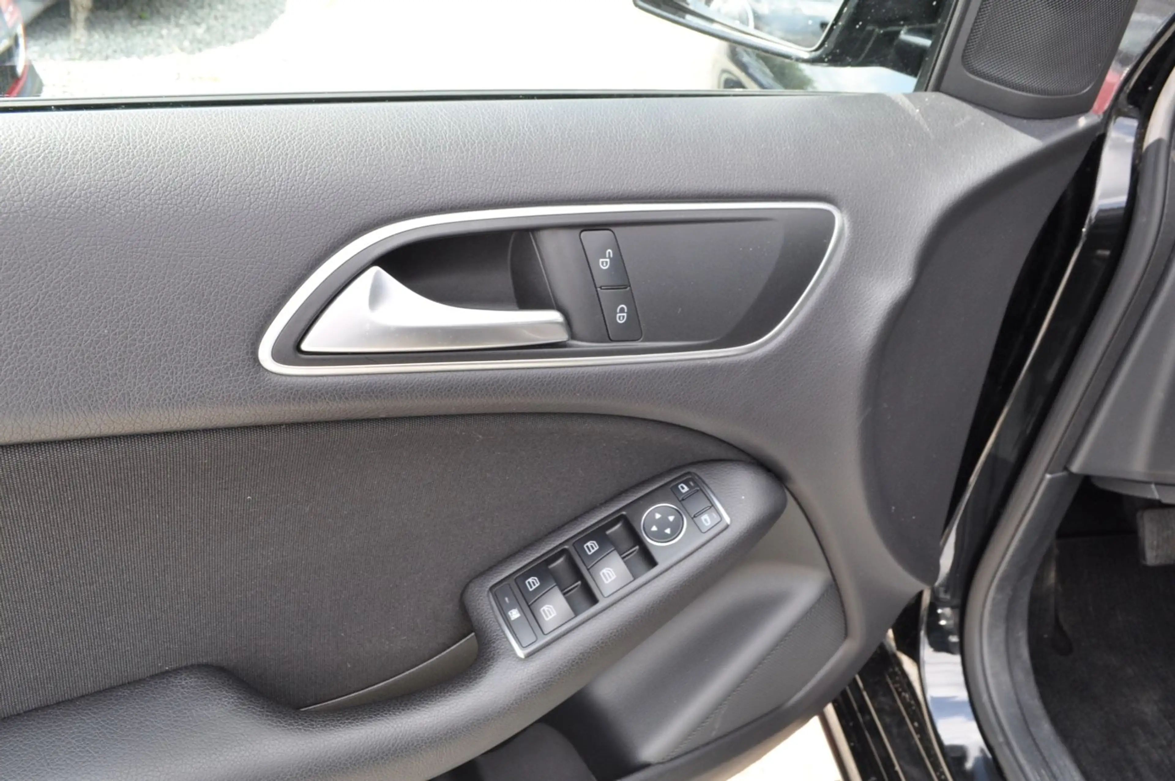 Mercedes-Benz B 180 Mercedes-Benz B 180 /NAVI/PDC/START/STOPP/S-HEFT — photo 14
