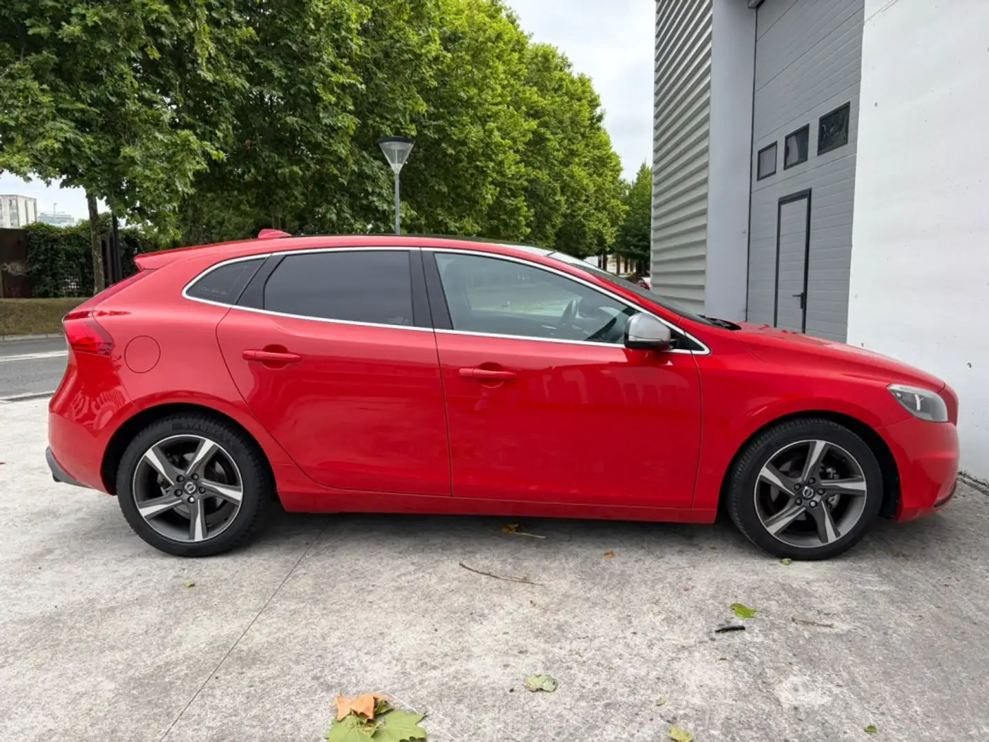 Volvo V40 D2 R-Design Kinetic 115 Rojo - 2