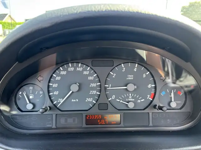 BMW 3 Series view 7