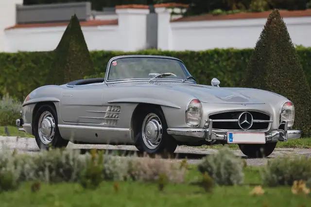 Mercedes-Benz 300 view 4