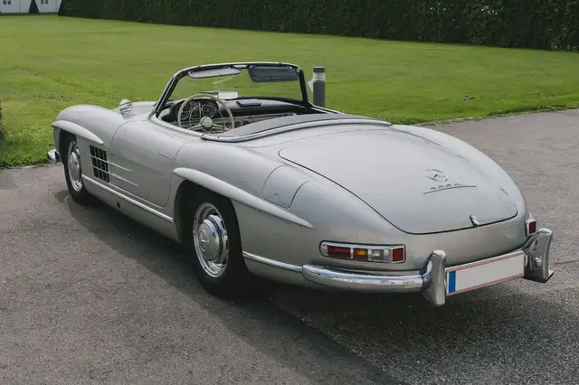 Mercedes-Benz 300 view 5