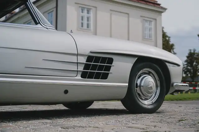 Mercedes-Benz 300 view 11