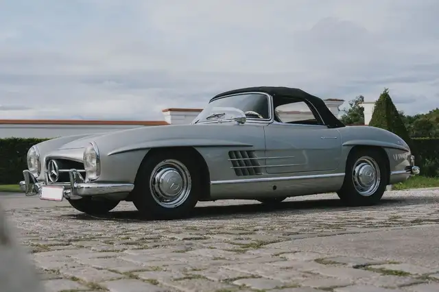 Mercedes-Benz 300 view 7