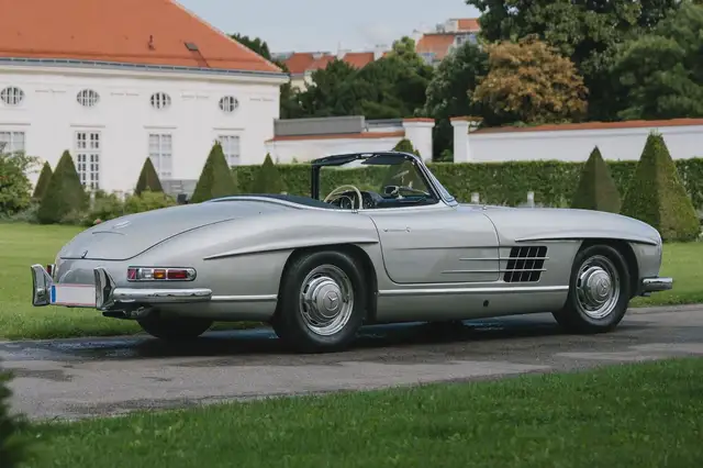 Mercedes-Benz 300 view 2