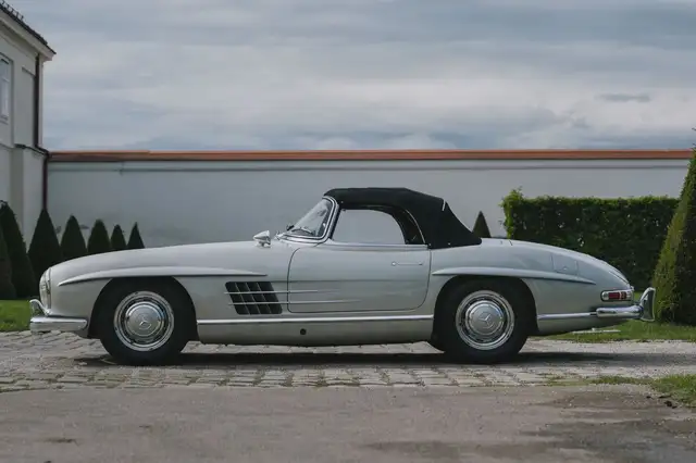 Mercedes-Benz 300 view 9