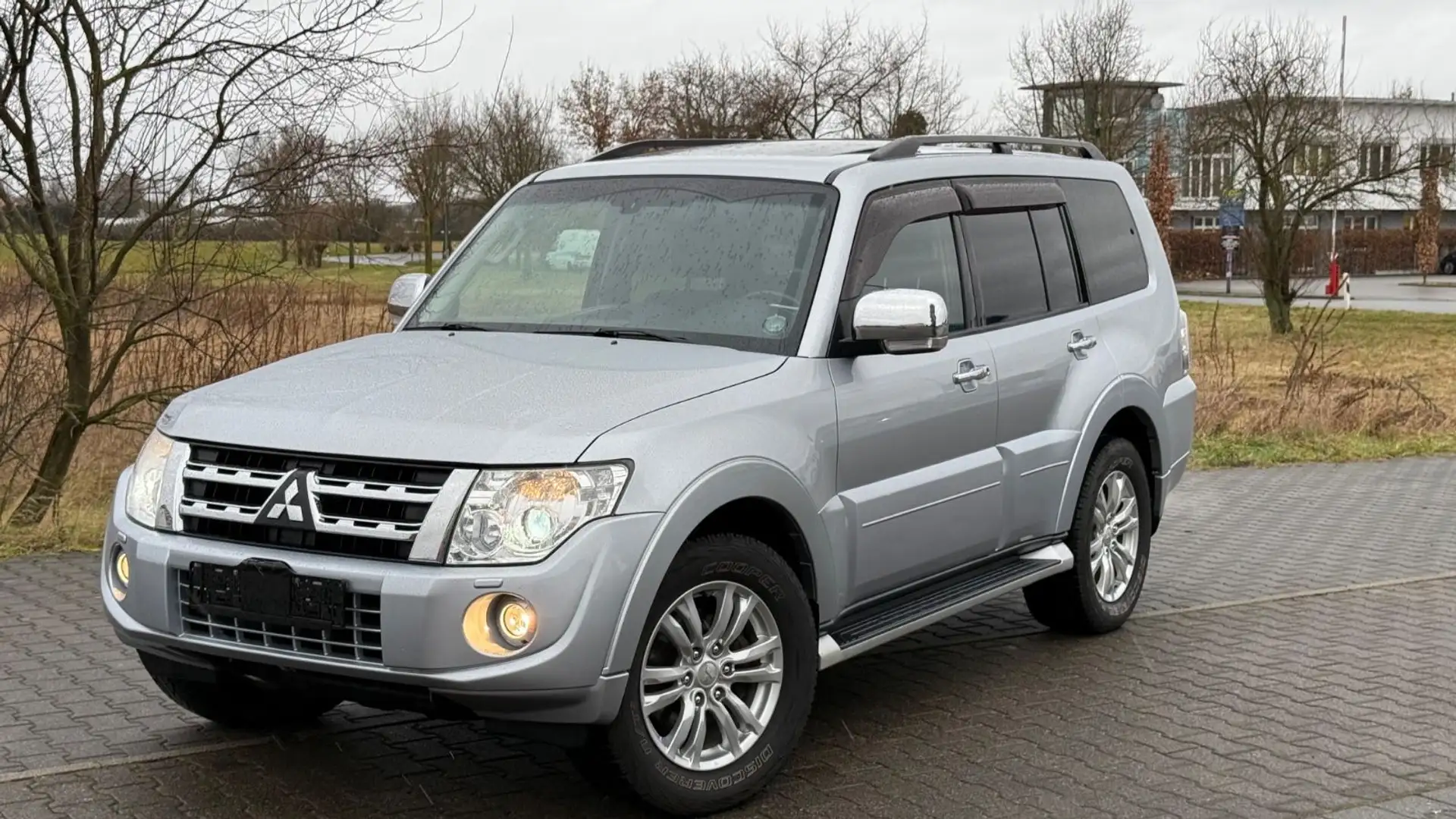 Mitsubishi Pajero 3.2 DI-D Edition 30*LEDER*PANO*NAVI*VOLL* Plateado - 1