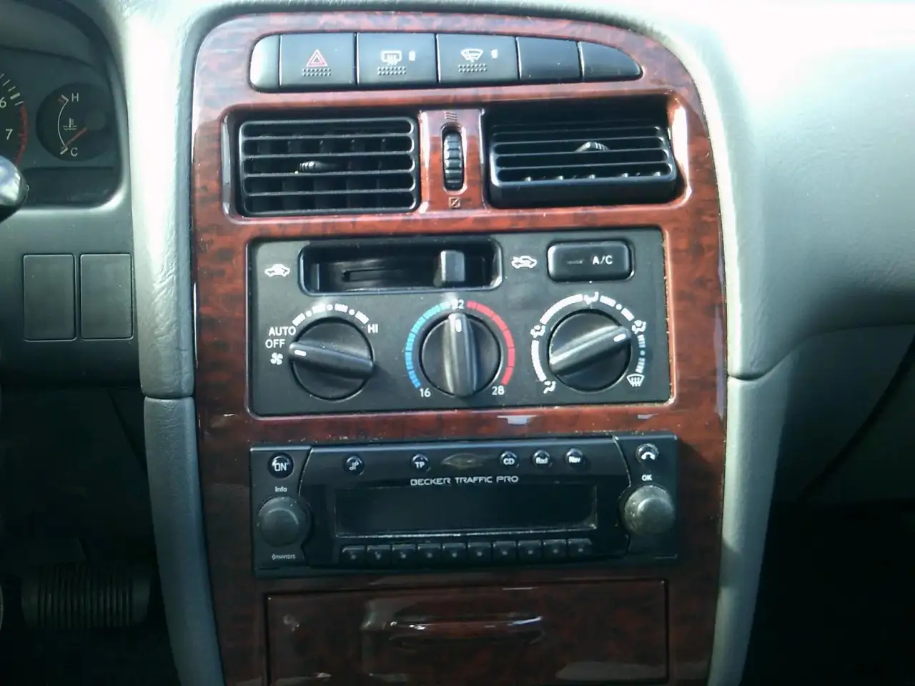 Toyota AVENSIS; 2.0 SEDAN AUTOMAAT, foto 4