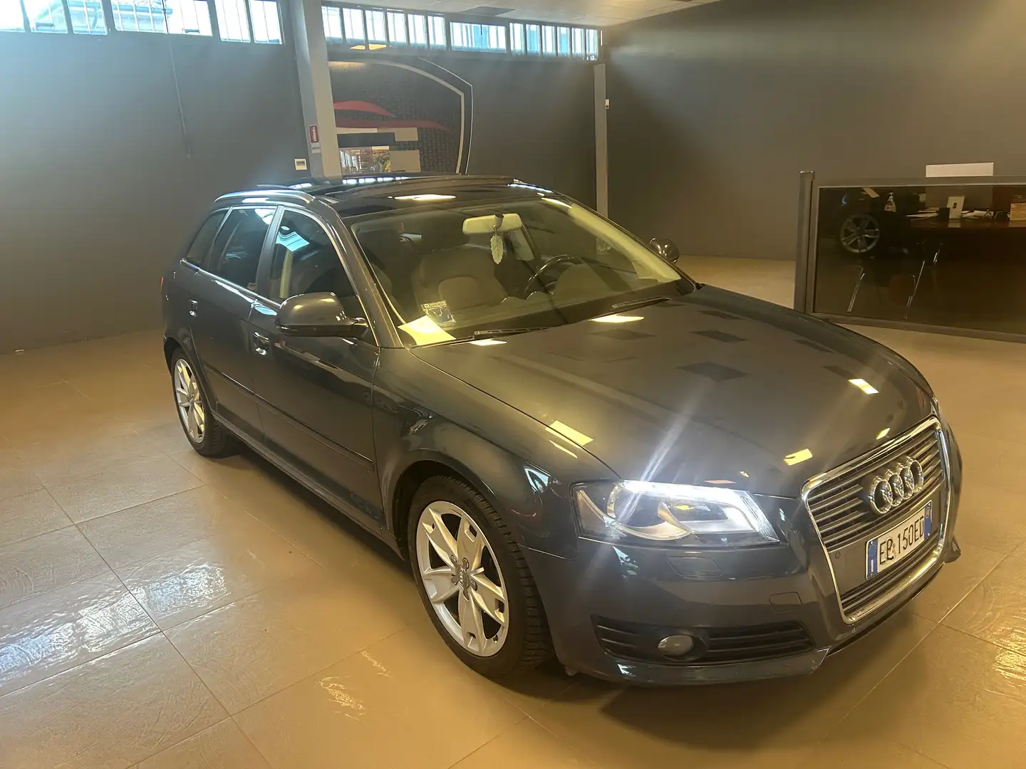 Audi A3 A3 II 2010 Sportback 2.0 tdi Ambition s-tronic Gri - 2
