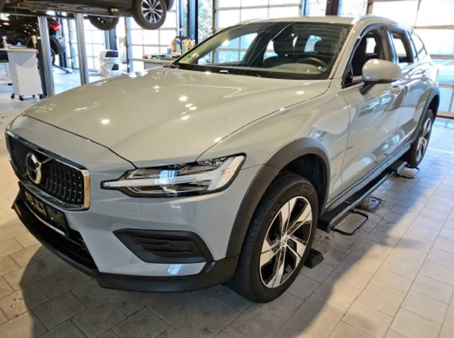 Volvo V60 Cross Country B4 AWD  Plus+WINTERPAK+LED Gris - 2