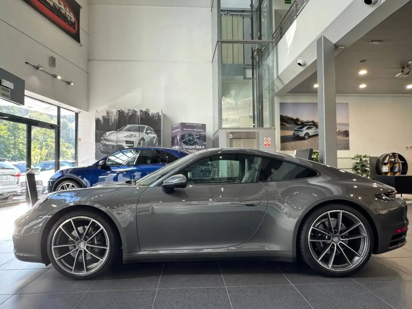 Porsche 992 Carrera 4 Coupé PDK Gris - 2