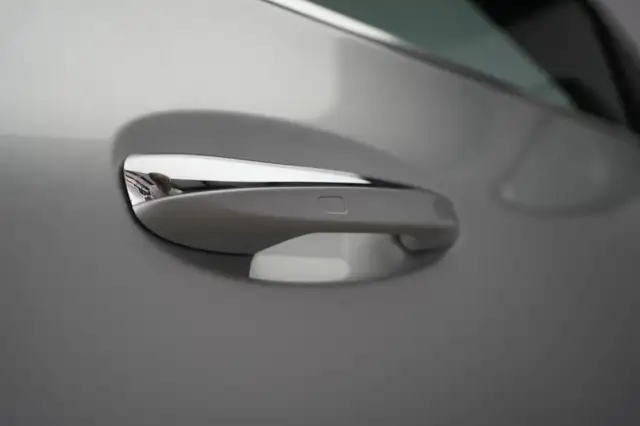 Mercedes-Benz 220 view 11