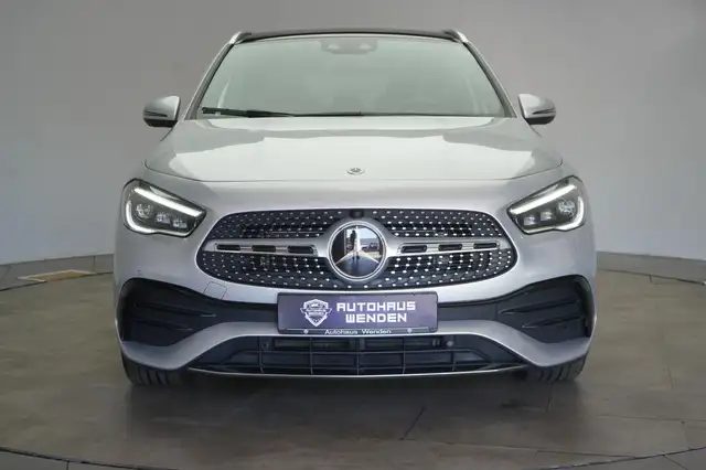Mercedes-Benz 220 view 2