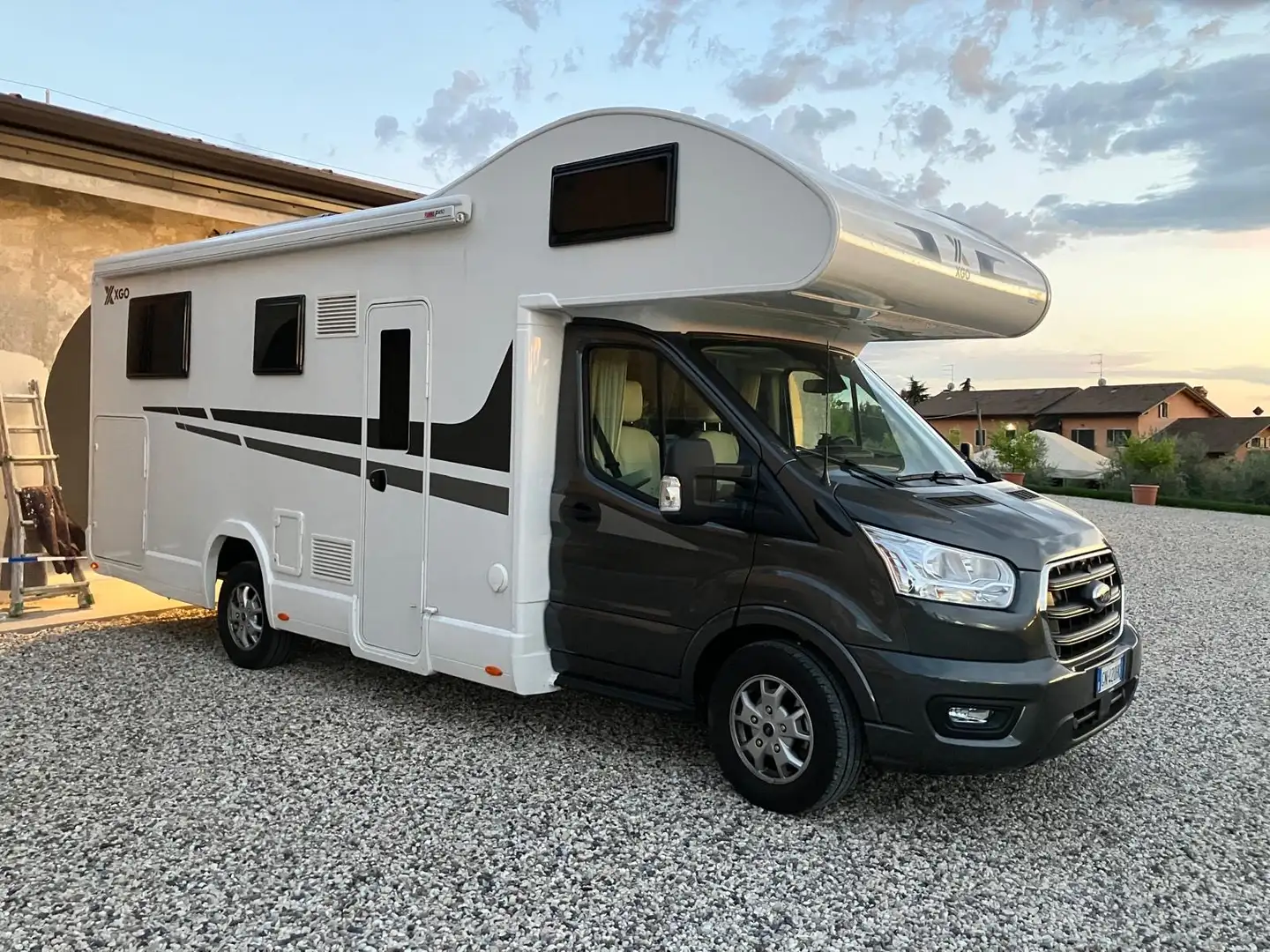 Caravans-Wohnm Ford XGO 695 mansardato letti gemelli Blanc - 1