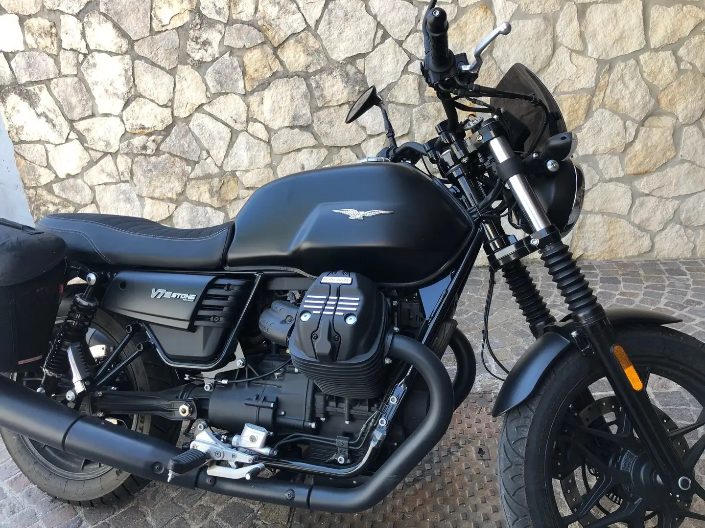 Moto Guzzi V 7 III Noir - 1