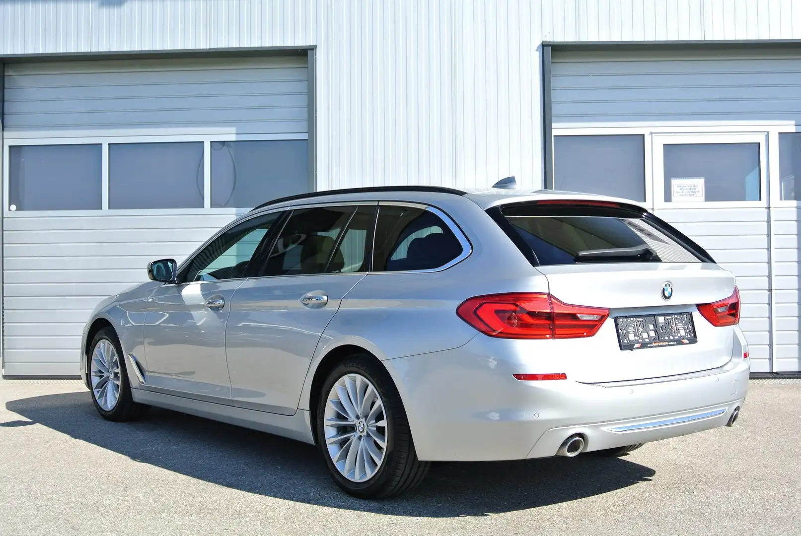 BMW 520 d xDrive Touring Aut. Luxury Line * PANO*LEDER* Grau - 2