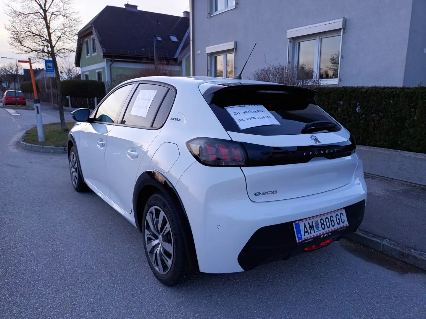 Peugeot 208 e-208 50kWh Style Style Weiß - 2