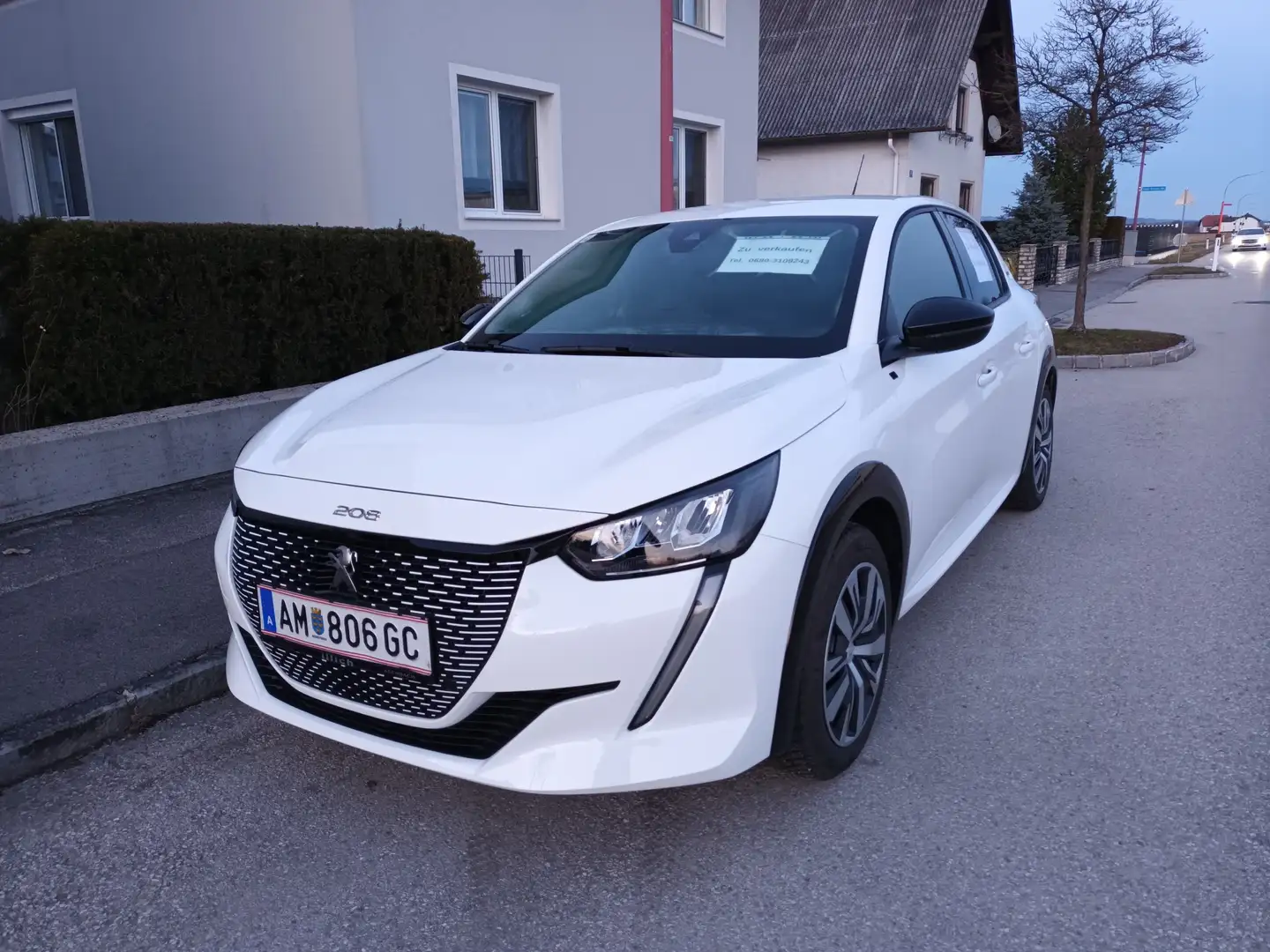 Peugeot 208 e-208 50kWh Style Style Weiß - 1