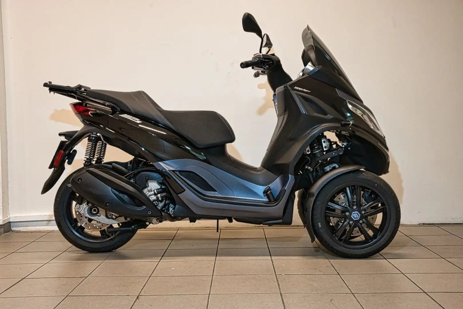 Piaggio MP3 300 HPE Negro - 2