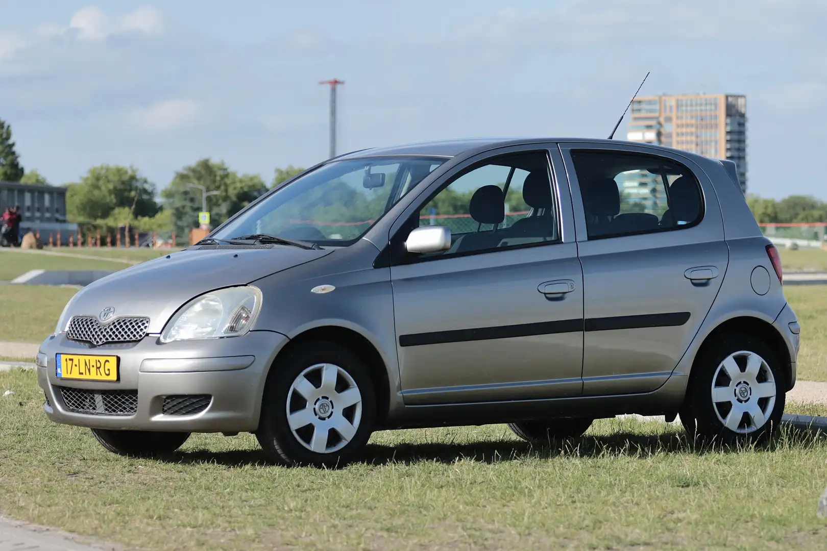 Toyota Yaris 1.0 VVT-i Sol MMT | Automaat | 85.203 km | airco Grijs - 2