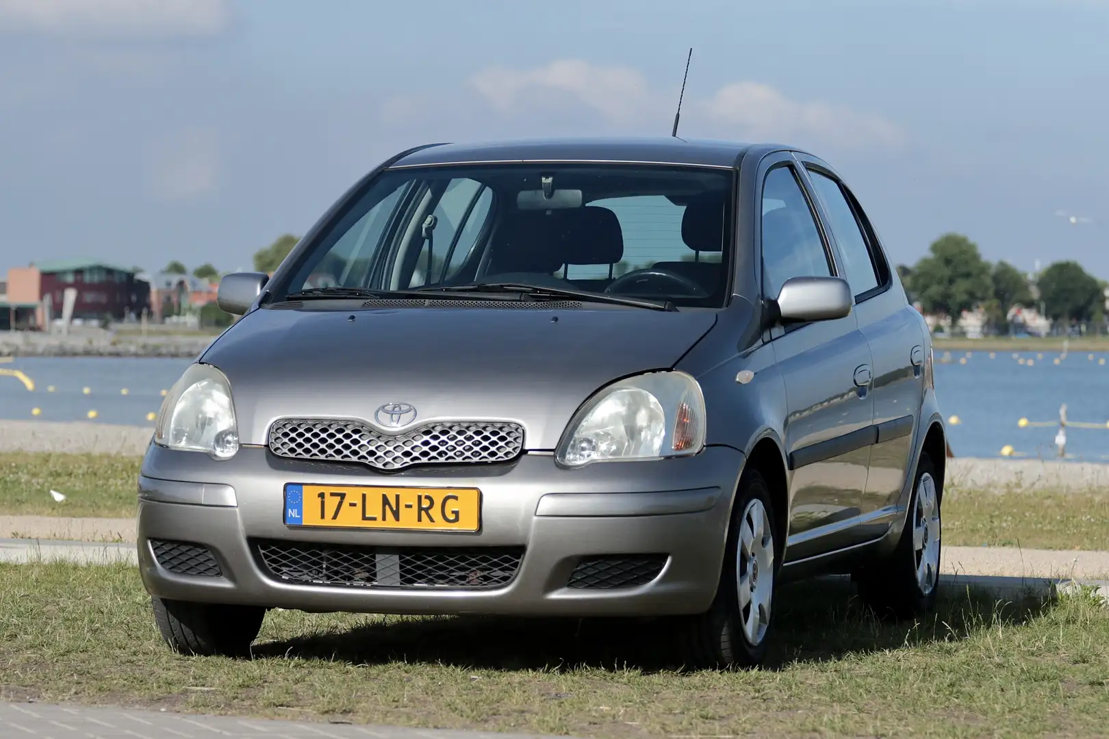 Toyota Yaris 1.0 VVT-i Sol MMT | Automaat | 85.203 km | airco Grijs - 1