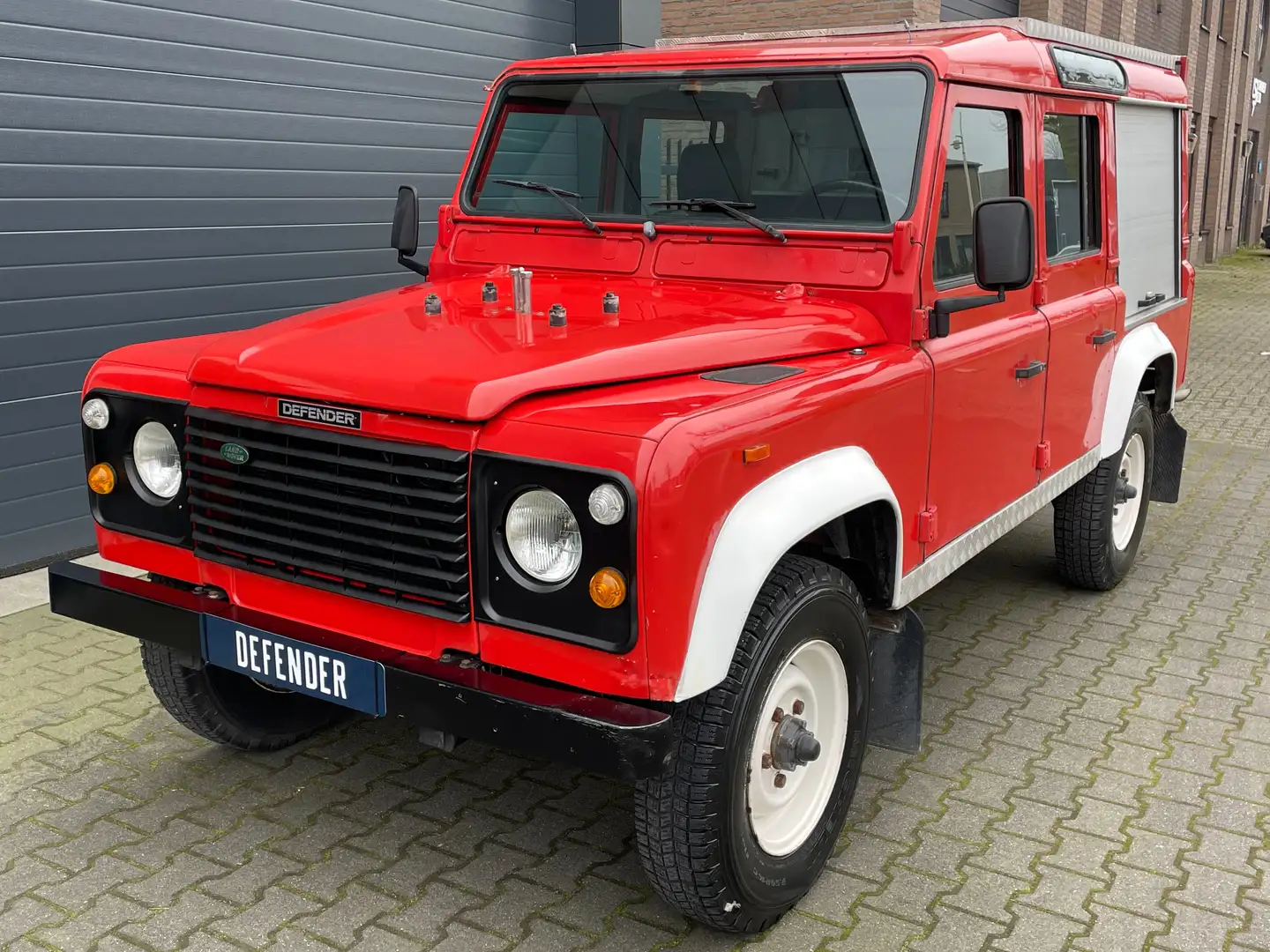 Land Rover Defender SUV/Off-Road/Pick-Up in Rood oldtimer in Eindhoven voor  € 69.450,-