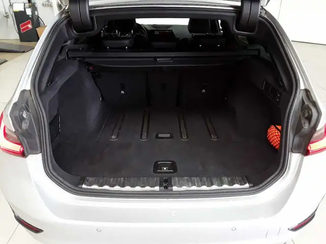 BMW 3 Series view 15