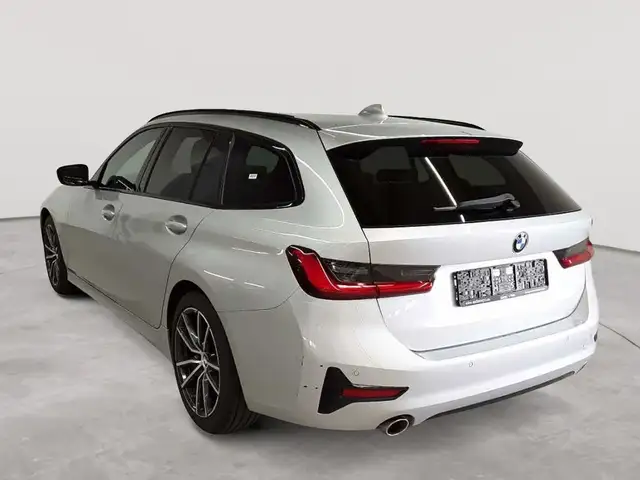 BMW 3 Series view 5