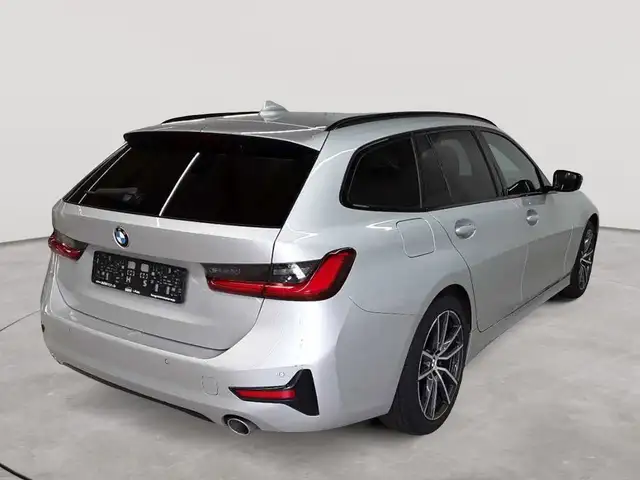 BMW 3 Series view 4