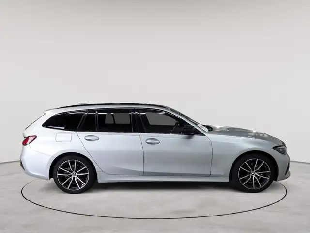 BMW 3 Series view 3