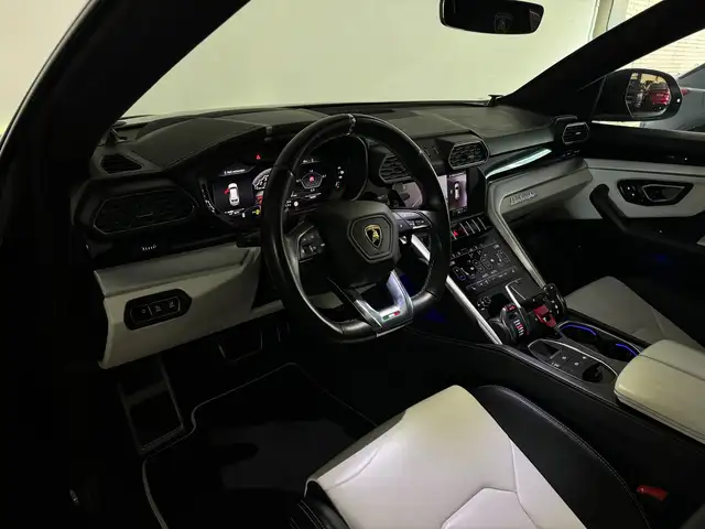 Lamborghini Urus view 3